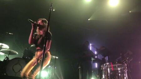 Tove Lo seins nus - Talking Body [LIVE] 2017