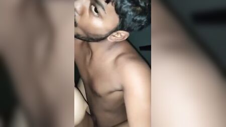 Le jeune couple est en train de baiser
