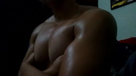 Jeune FBB aux pectoraux imposants
