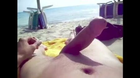 Érection sur une plage nudiste