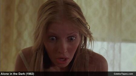 Scènes de cinéma où l'actrice blonde Carol Levy apparaît seins nus et en lingerie