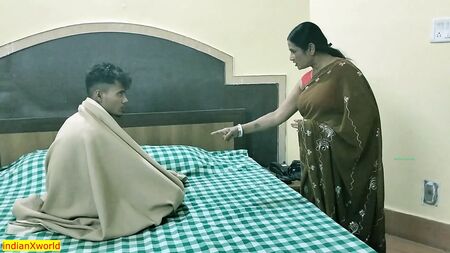 Une belle-mère indienne d'origine bengalie a des rapports sexuels torrides et brutaux avec son beau-fils adolescent ! Avec un son clair