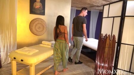 STEP MOM : massage thaï et sexe torride avec une MILF asiatique en chaleur