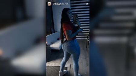 Holly Booty, couverte de tatouages