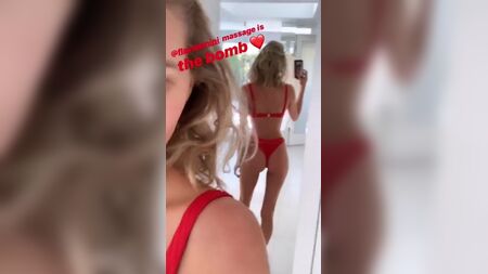 Elsa Hosk en maillot et culotte, selfie pris