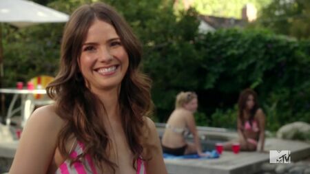 Shelley Hennig Sexy - Zach Stone va devenir célèbre (2013) S01E02-04 Regarder en ligne