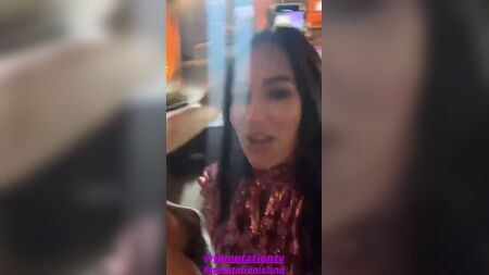 Nikki Bella a eu un petit incident vestimentaire sur un selfie avec Brie Bella
