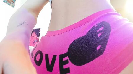 Gros plan sur une culotte mouillée : fétichisme du « camel toe »
