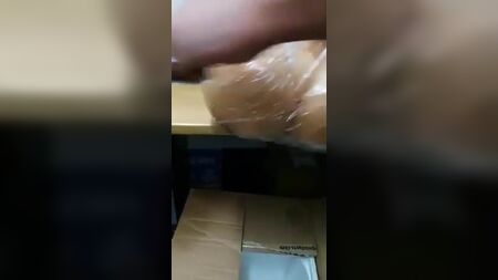 Des Pakistanais qui s'amusent avec les fesses d'une poupée gonflable