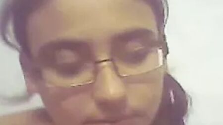 Une étudiante indienne s'amuse avec son petit ami