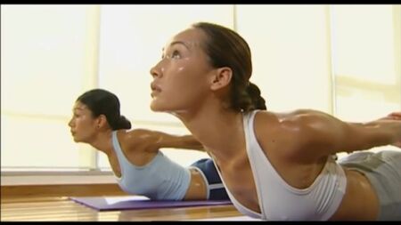Maggie Q : les pieds et la plante des pieds au yoga