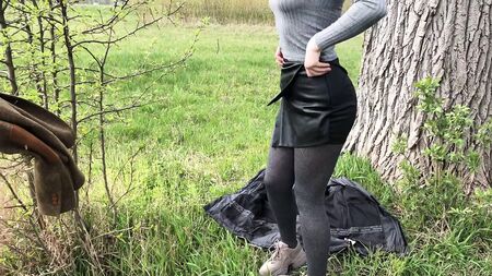 Une fille en short en cuir sexy suce en plein air et avale du sperme