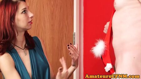 Une rousse en CFNM branle un homme en mankini de Noël