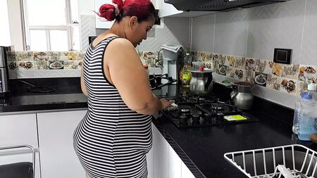 Séduire ma belle-mère pour baiser dans la cuisine