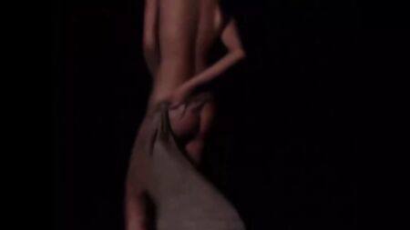 Incident vestimentaire d'une mannequin nue sur le podium