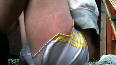 Masturbation et éjaculation en short de foot