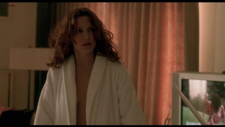 Erin Daniels (scènes de nudité d'Erin Daniels dans « One Hour Photo » (2002))