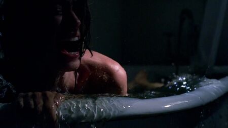 Amy Acker nue - Supernatural (2005) s01e03