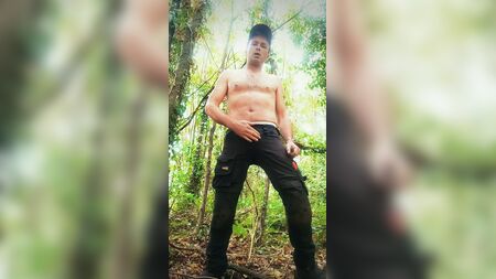 Pisse en érection et éjaculation dans les arbres