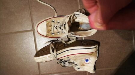 Éjaculations sur des Converse blanches sales