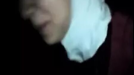 Une salope arabe en hijab avec son copain dans la voiture
