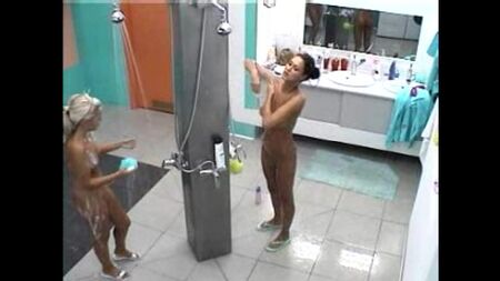 Big Brother 4 Pologne - Paulina W, Kasia S nues - sous la douche (2007)