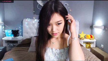 Une jolie webcameuse japonaise adore se masturber nue devant la caméra