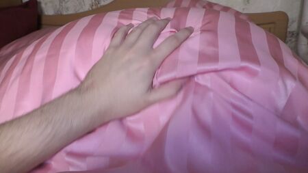 Se frotter en cachette pour finir par un creampie inattendu et caché dans la chatte !