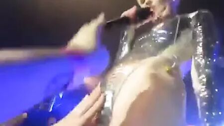 Miley Cyrus, la coquine, laisse ses fans lui toucher la chatte