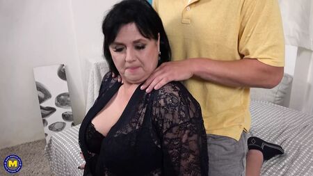 Une femme mûre aux gros seins naturels suce et baise un jeune homme