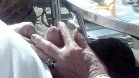 Masturbation au Pandora's Cafe et baise sur une table de pique-nique en plein air