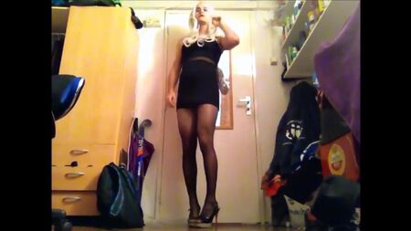 La séduisante Sasha en robe noire