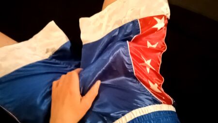 éjaculation dans un boxer en satin, branlette
