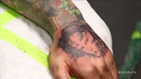 Tatouages de visages japonais sur la main - Machines à tatouer McSim - Machines à tatouer Excalibur