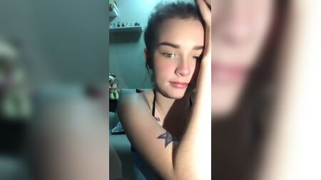 Une fille sexy qui prend des selfies en soutien-gorge.mp4