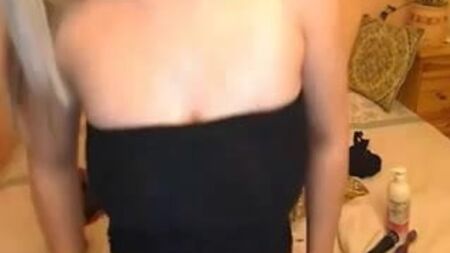 Une salope blonde fait le show devant la webcam