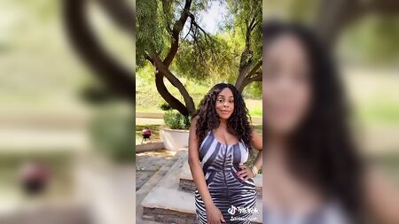Niecy Nash exhibe ses seins rebondis