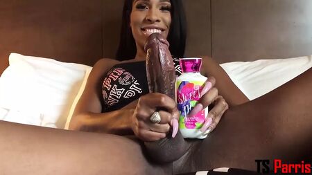 Mais cette bite, quand même… – Ebony TS Paris