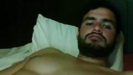 Un beau mec barbu en train de se masturber