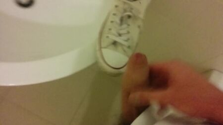 Éjaculer sur les Converse All-Star blanches d'une infirmière au travail