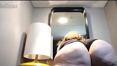 Une mamie secoue ses fesses et ses cuisses pour faire disparaître la cellulite