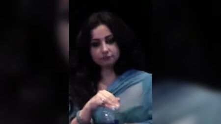 Divya Dutta exhibe sa poitrine généreuse en public