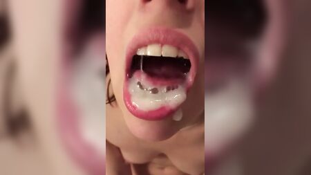 Une salope dégoûtante avale une bonne bouchée de colle épaisse et grumeleuse