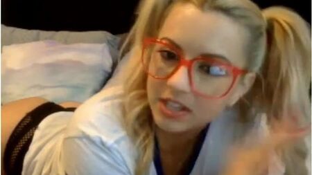Lexi Belle discute sur la webcam