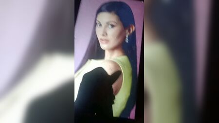 Mon bébé Amyra Dastur : un hommage torride (éjaculation et crachat)