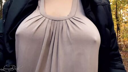Des tétons durs qui se dessinent à travers le t-shirt, à l'extérieur. (petit aperçu)