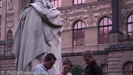 Une jolie ado se fait baiser en pleine rue, près d'une statue célèbre