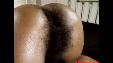 Harley Love, une femme noire aux poils abondants