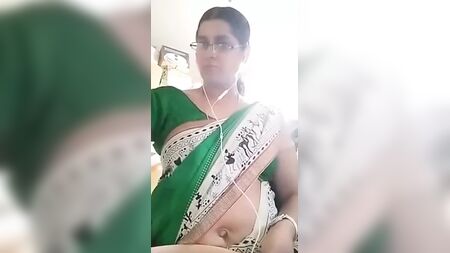 Une prof tamoule sexy montre ses seins et son nombril à son copain