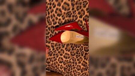 Éjacule sur les talons Jimmy Choo de ma femme